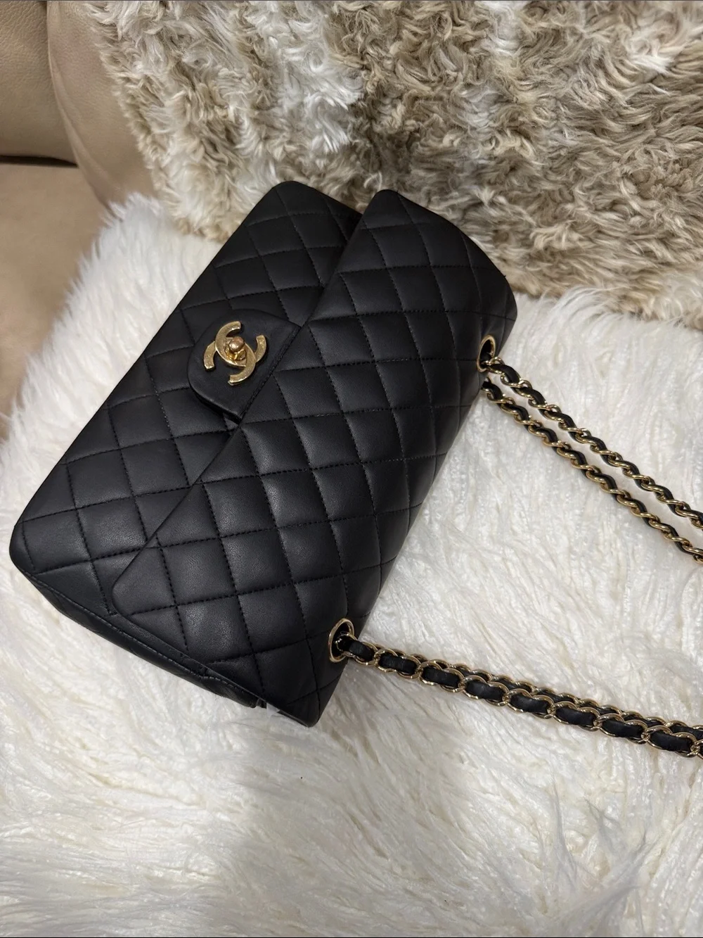 CHANEL Black Quilted Shoulder Bag with Gold Chain